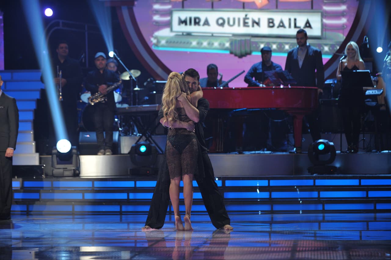 El cantante y la bailarina compartieron varios abrazos durante el número.