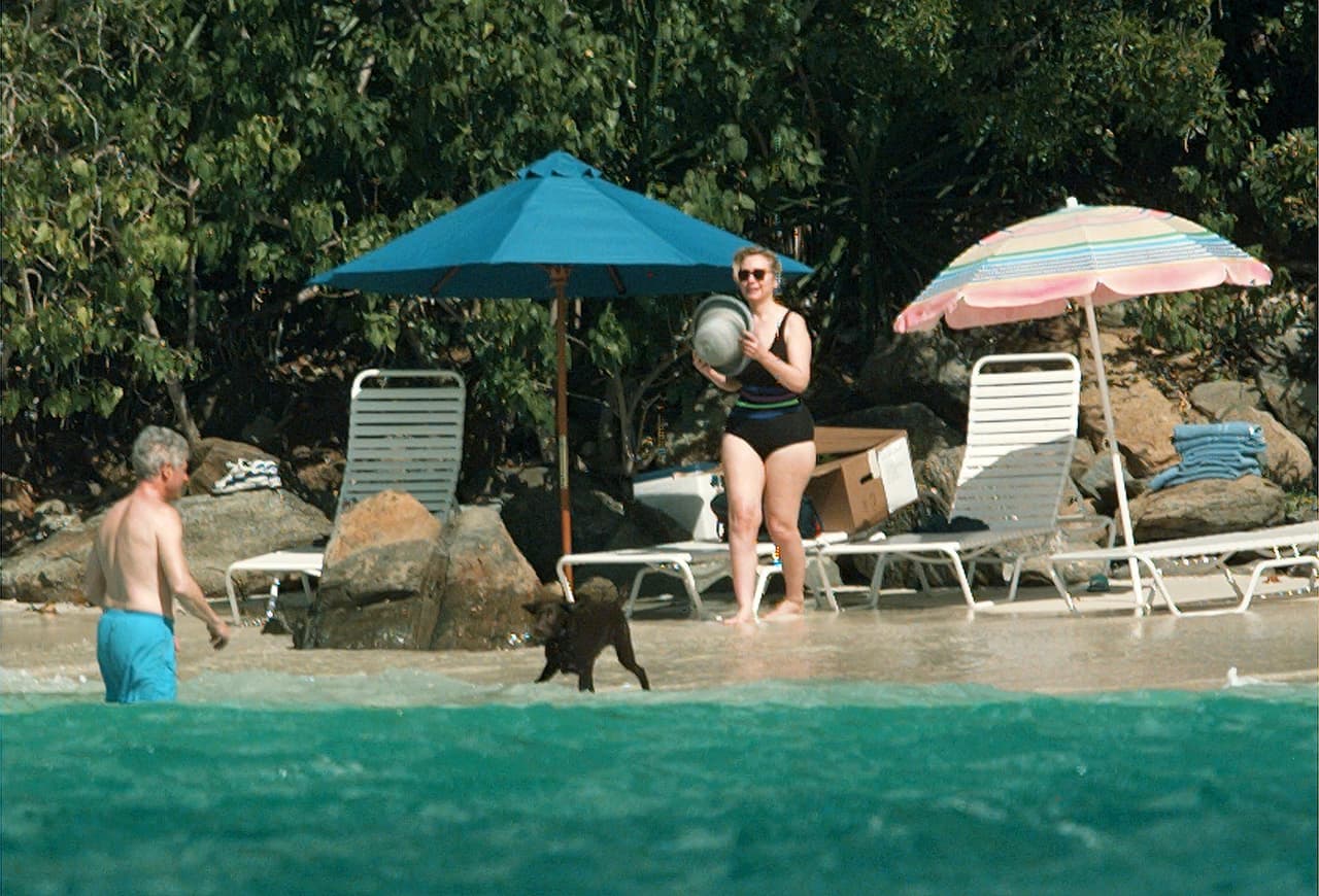 <b>La playa.</b> La pareja presidencial disfruta unas vacaciones en la Bahía de Megan, St. Thomas, Islas Vírgenes de Estados Unidos, en 1998.