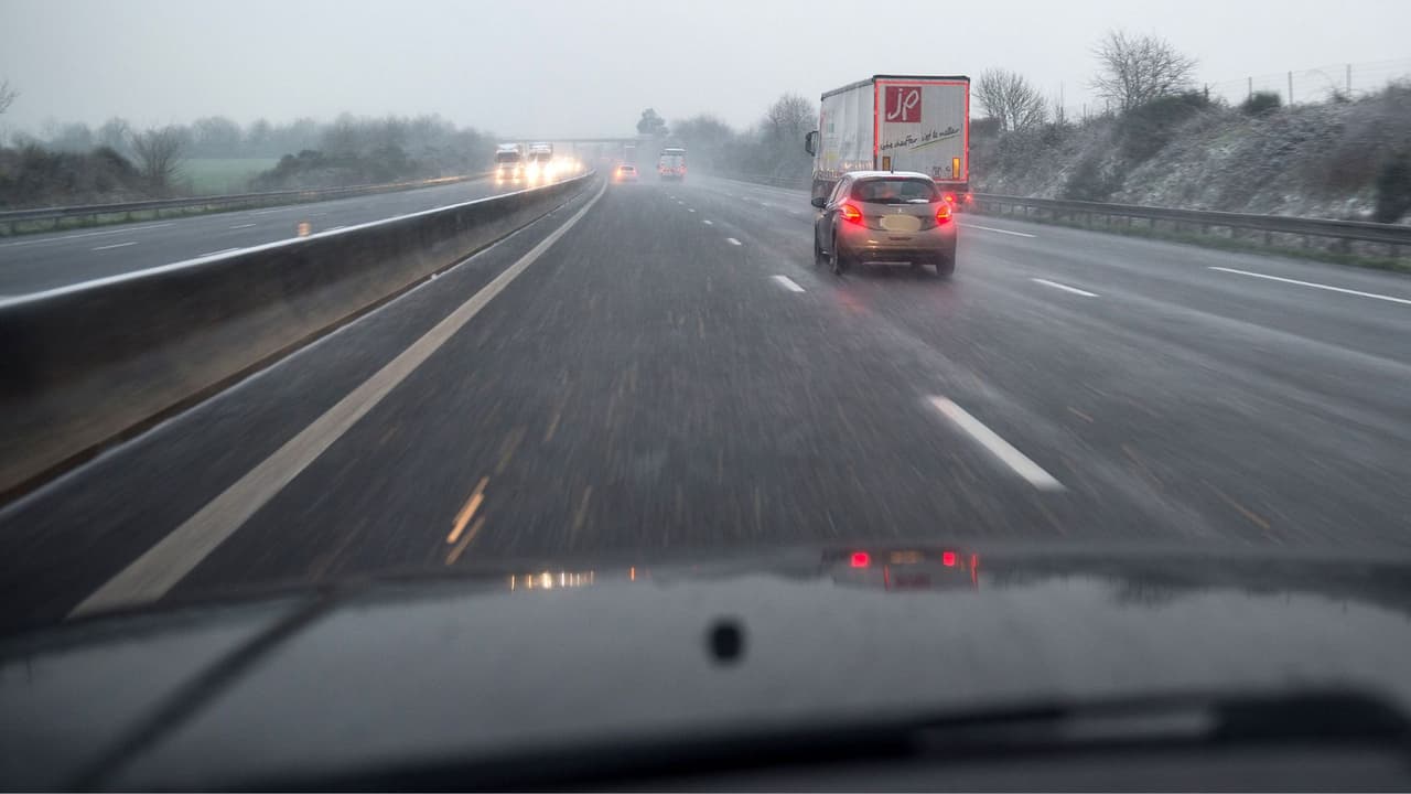 ¿Qué es el hielo negro y cómo conducir durante este riesgo invernal en la carretera?: Te explicamos