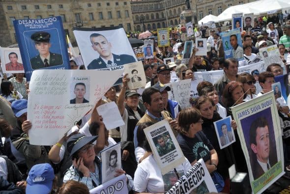 Decenas de familiares de víctimas del conflicto interno de Colombia, se concentraron en la plaza Bolívar de la capital pidiendo que se les tenga en cuenta en el proceso de paz, que instalarán formalmente el miércoles en Oslo el gobierno y la guerrilla de las FARC.