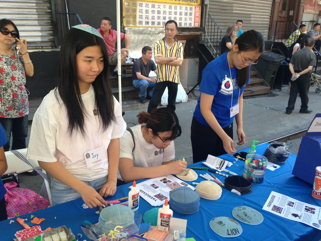 Jóvenes chinas decoran los yarmulke, la indumentaria judía para cubrir la cabeza.