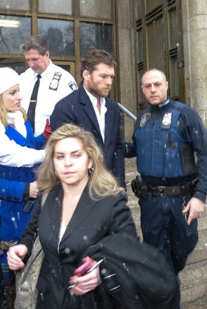 El actor australiano Sam Worthington acudió a una corte de Nueva York después de que fue acusado de golpear en la cara a un fotógrafo (paparazzi). De acuerdo a Worthington el paparazzi intentó tropezar a su novia Lara Bingle de 26 años. 