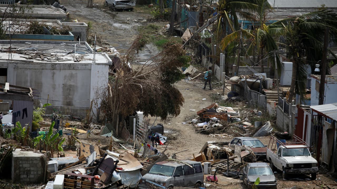 Puerto Rico aún tiene lugares aislados, a oscuras, incomunicados y con hambre a dos semanas del azote de María