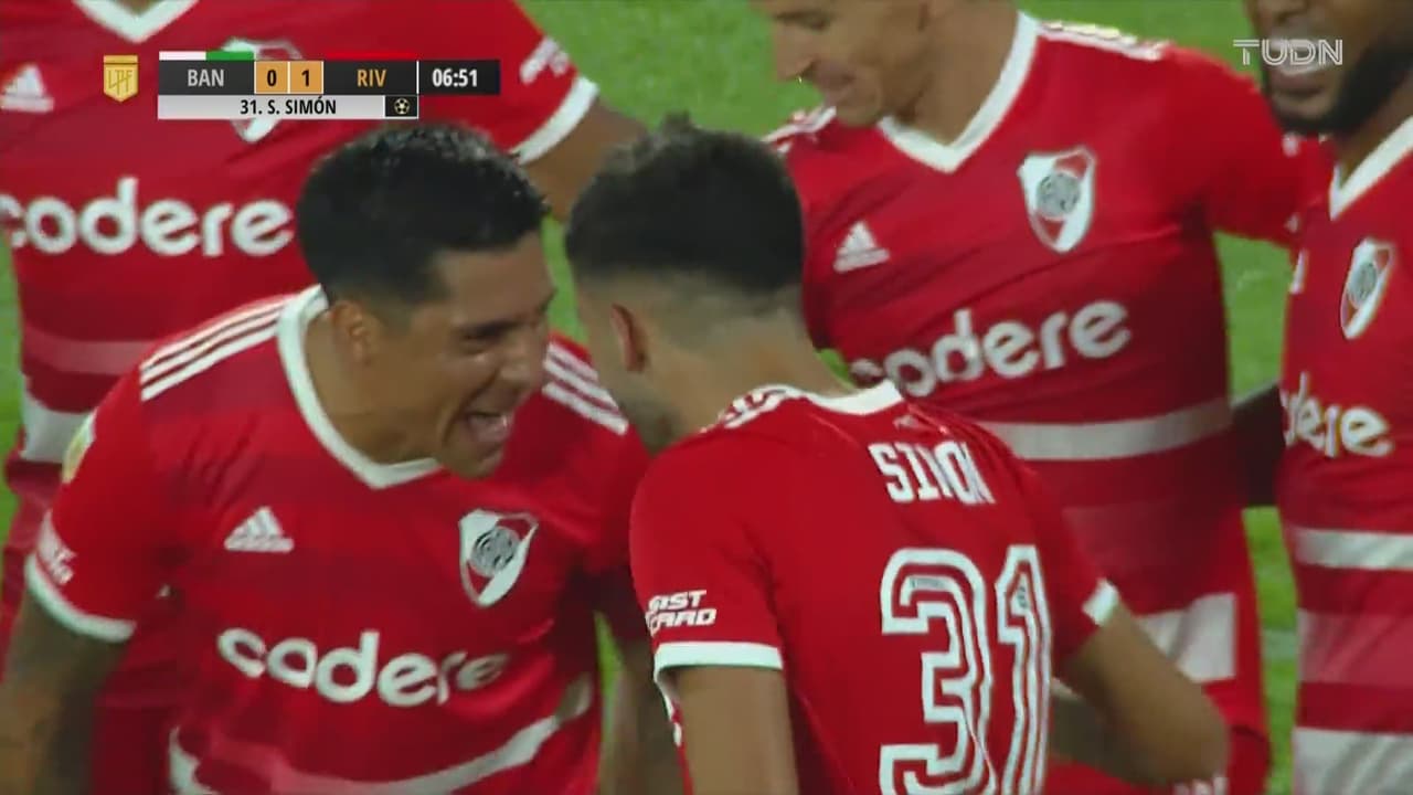 ¡Los madrugaron! Santiago Simón define cruzado para el 0-1 de River