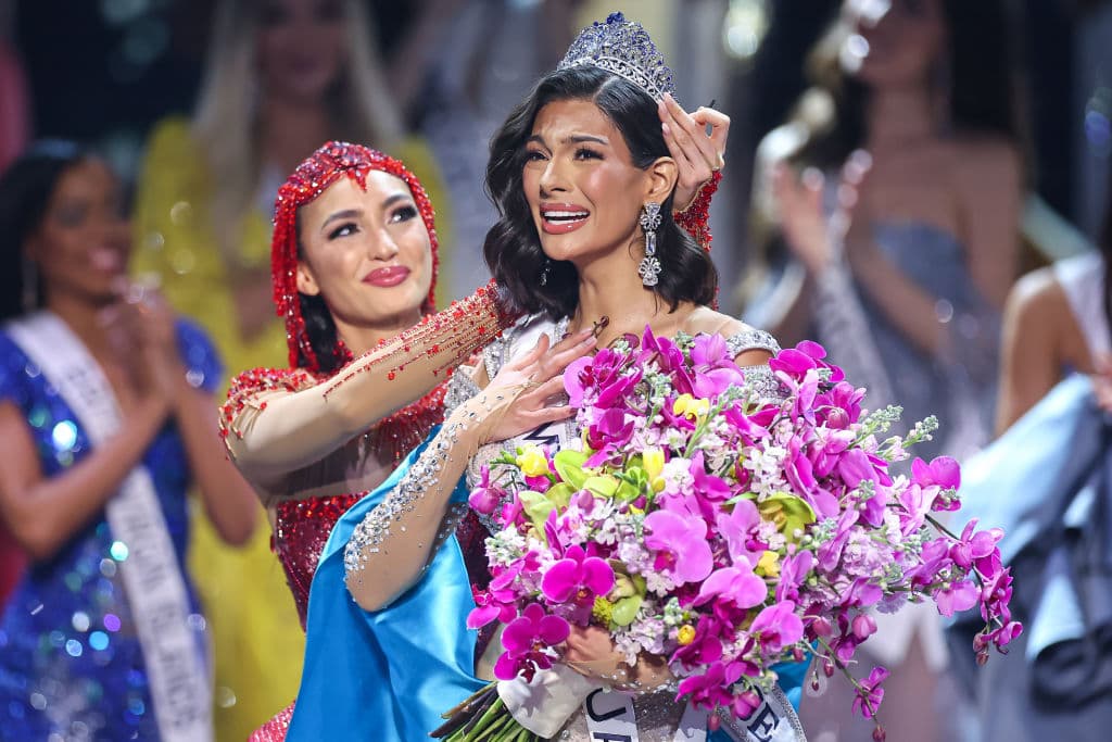 R'Bonney Gabriel, Miss Universo 2022, coronó a Sheynnis Palacios.