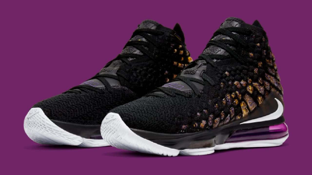 Inició el 2020 enfrentando a los Phoenix Suns y portando los LeBron 17 en blanco y negro.