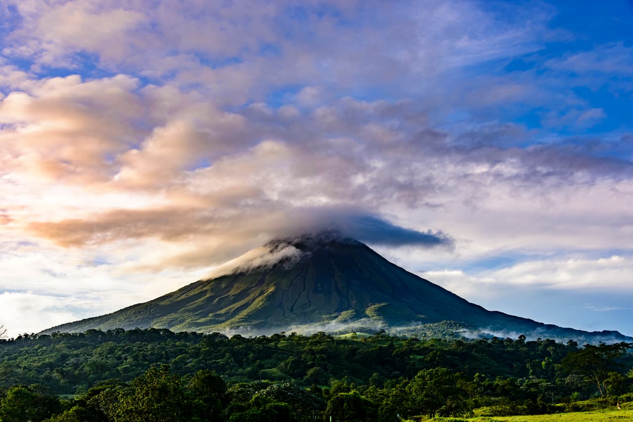 <h3 class="cms-H3-H3">10. Volcán Arenal</h3>
<br>
<br>🌋 Altura: 1,670 metros.
<br>
<br>🌋 País: Costa Rica.
<br>
<br>🌋 Última erupción: 2010.
<br>