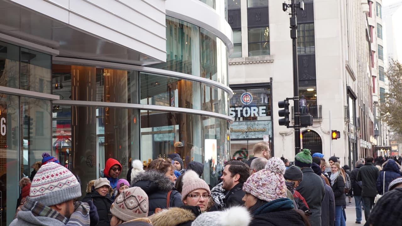 Una multitud esperaba a que el local abriera desde temprano por la mañana de este frío viernes 15 de noviembre.