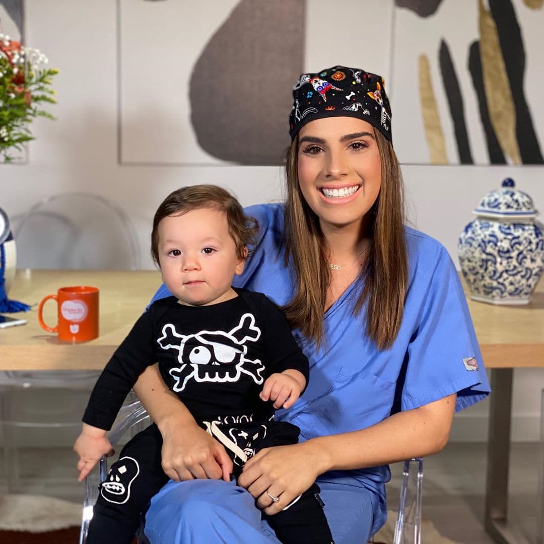 Diego luce adorable con esa ropita, y la mamá lo acompaña llena de orgullo.