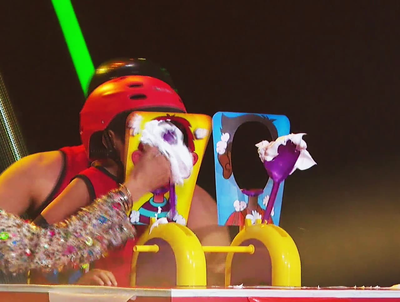 Le dio una 'manito' con un pastelazo que no terminaba de concretarse y pues la conductora le hizo el favor.