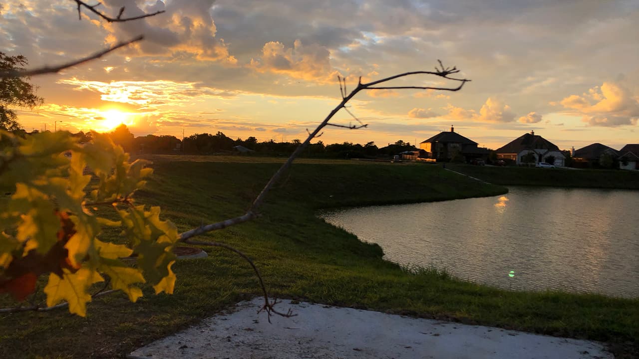 Compártenos tus fotos en nuestras redes sociales de tus atardeceres en la ciudad espacial.