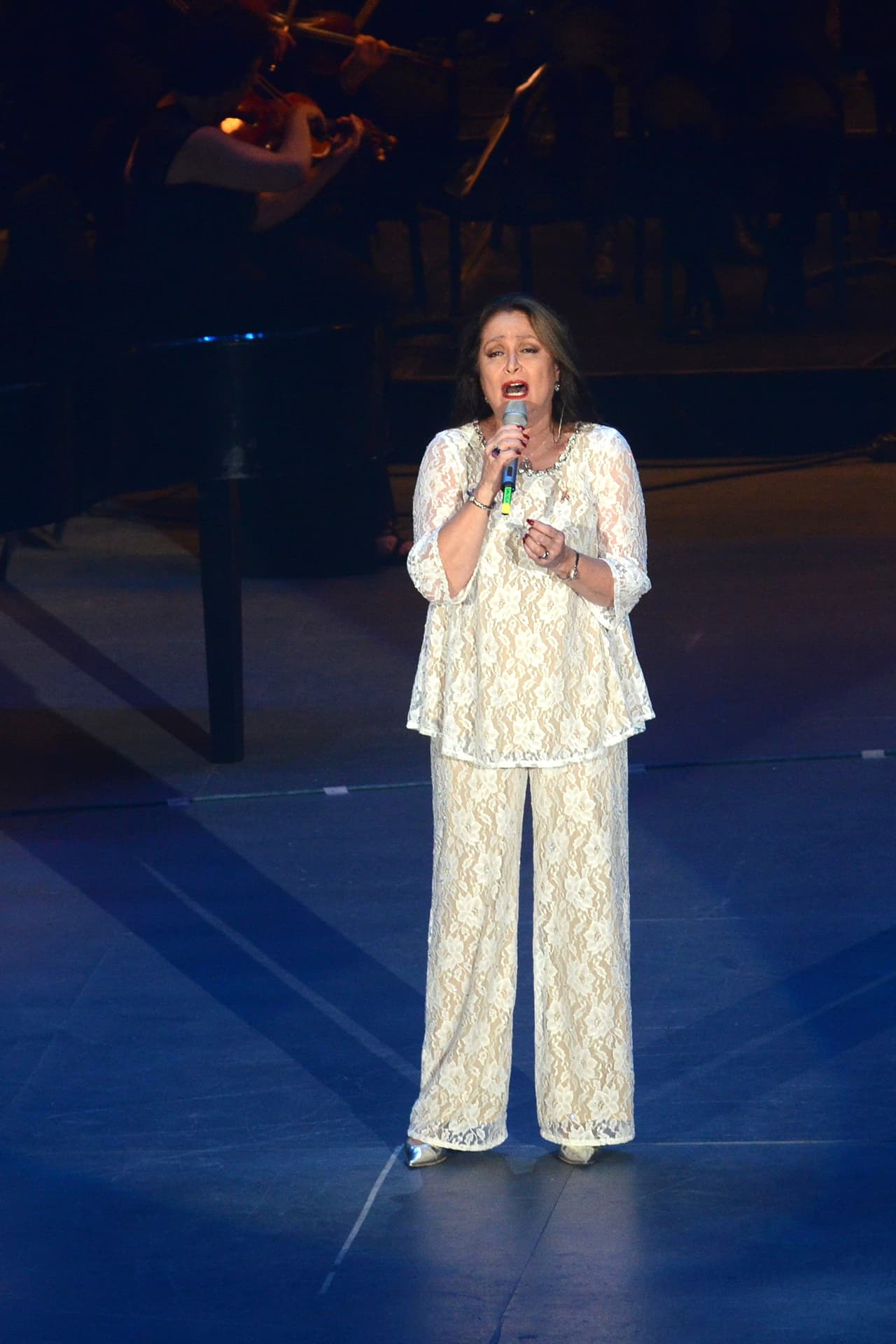 A la par, continuó con su carrera como cantante y en 1984 participó por primera vez en el
<b>Festival Internacional de la Canción</b>
<b>Viña del Mar</b>.