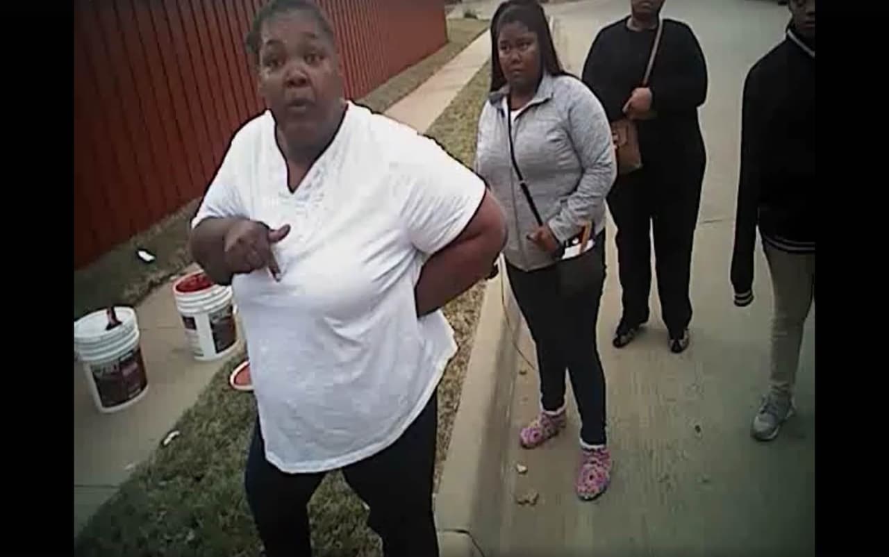 Retiran los cargos de la madre e hija arrestadas violentamente por un oficial de Fort Worth