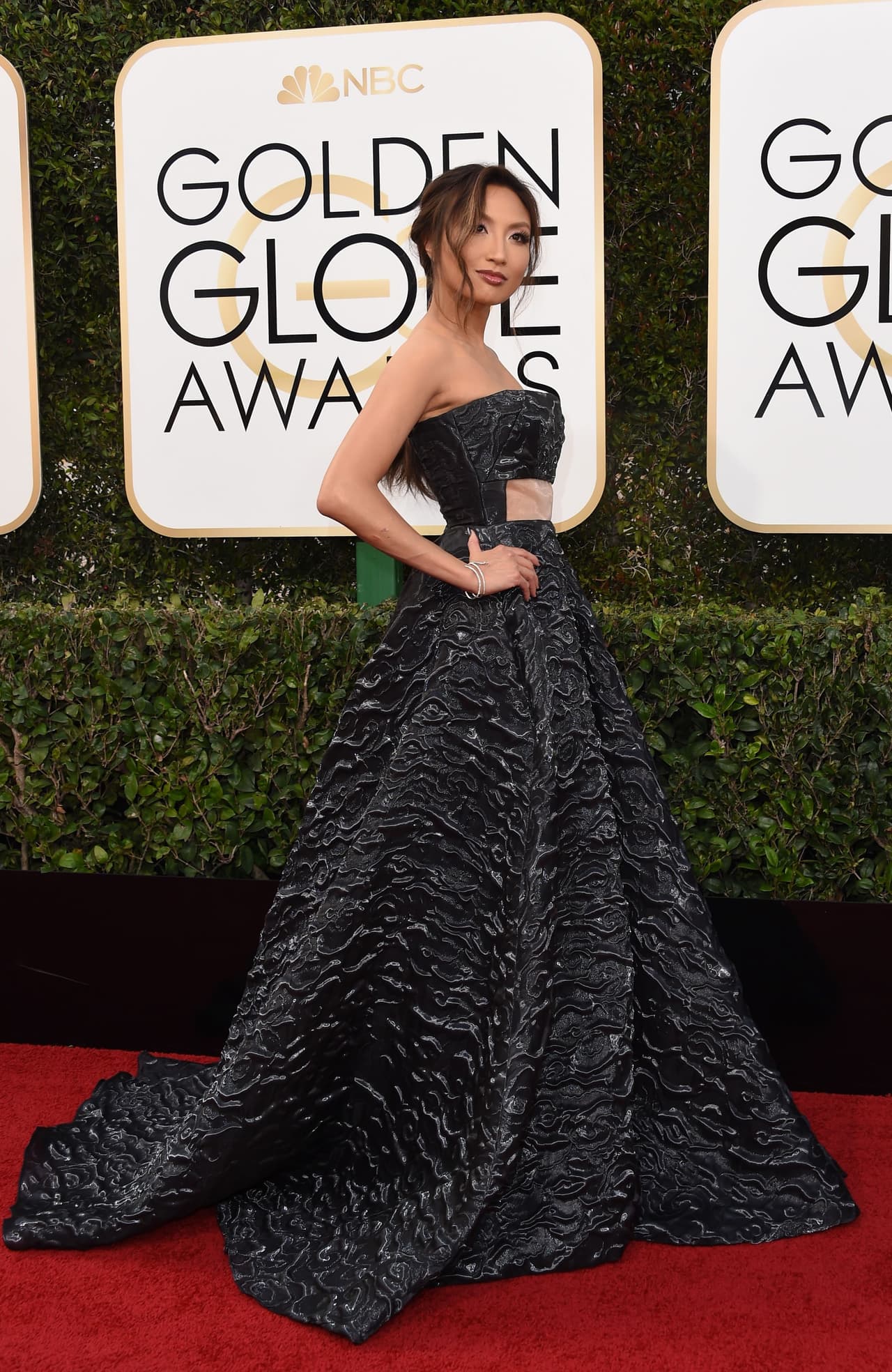 Jeannie Mai que ejerció de presentadora en la alfombra roja.