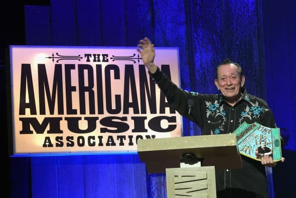 El músico Flaco Jiménez sufrió una caída y se fracturó la cadera, por lo que tuvo que ser operado de emergencia.