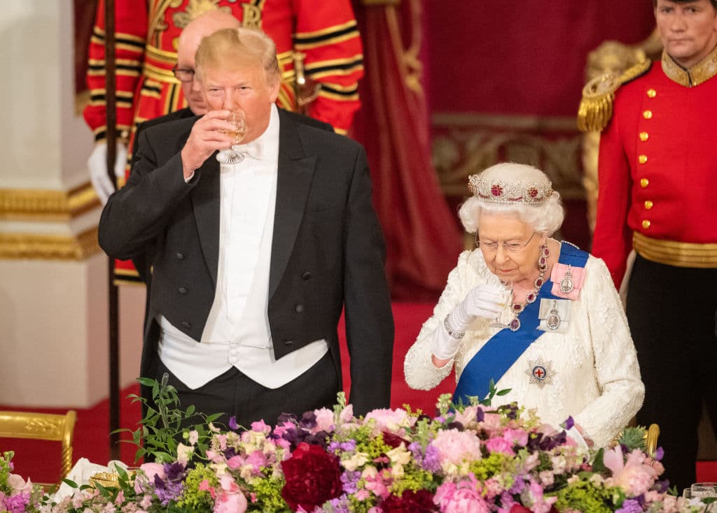 Debido al significado que los rubíes tienen para el pueblo birmano, algunos medios de comunicación del Reino Unido han especulado que la reina Isabel II escogió la tiara para protegerse de la presencia de Donald Trump.
<br>