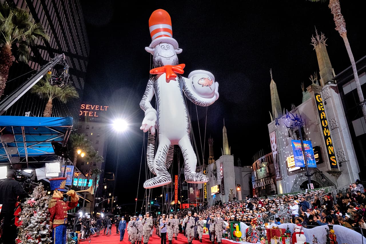 La procesión recorrió 3.5 millas de Hollywood Boulevard, atrayendo a decenas de miles de personas que disfrutaron del espectáculo.