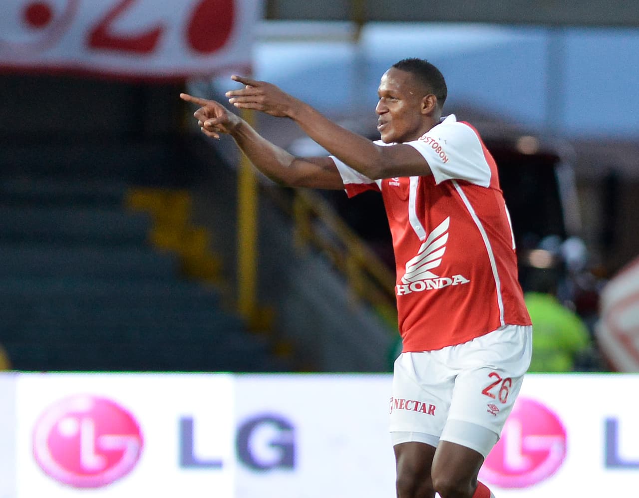 De comienzos en Pasto en 2013 en Colombia, fue con Santa Fe con quien más brillo para obtener títulos locales y continentales como la Copa Suramericana, además de reconocimientos individuales.