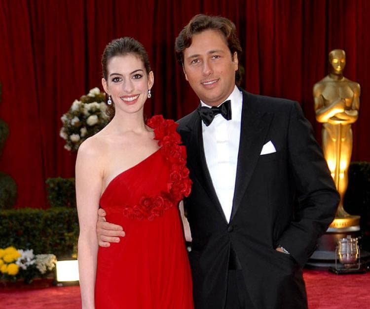 <b>Anne Hathaway y Raffaello Follieri. </b>Ella se enamoró y él la estafo, le robo. Cortaron porque él tenía que ir a la carcél.