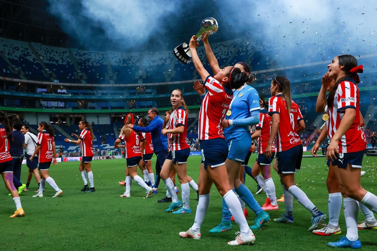 No se conforman. Las Chivas ganaron la Liga y ahora derrotaron a Rayadas para conquistar el Campeón de Campeones.
