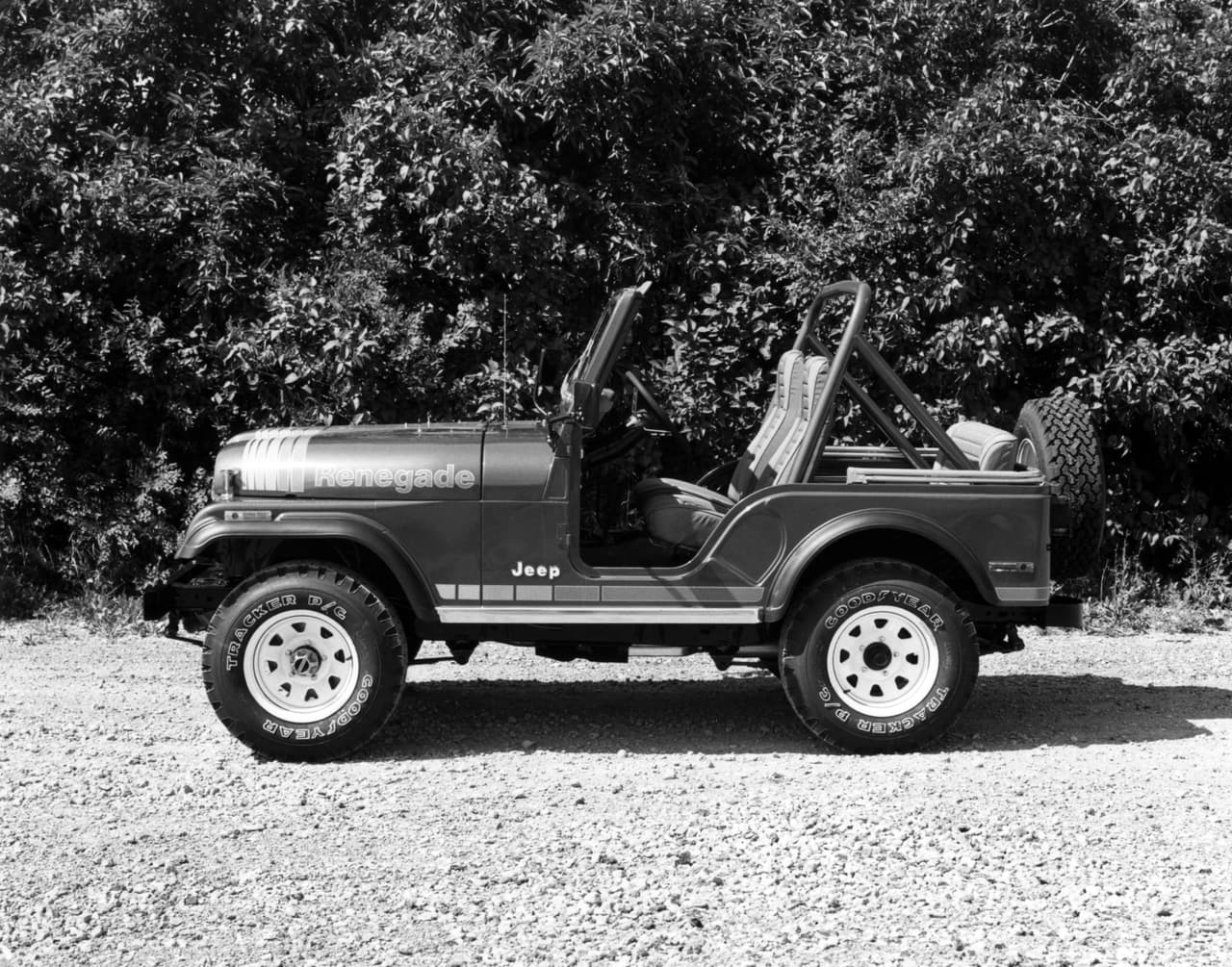 En 1980 el Jeep CJ-5 era uno de los
<b>modelos más vendidos</b> de American Motors. Modelos como este
<b>CJ-5 Renegade </b>de 1980 estaba dirigido al corazón del público más jóven.