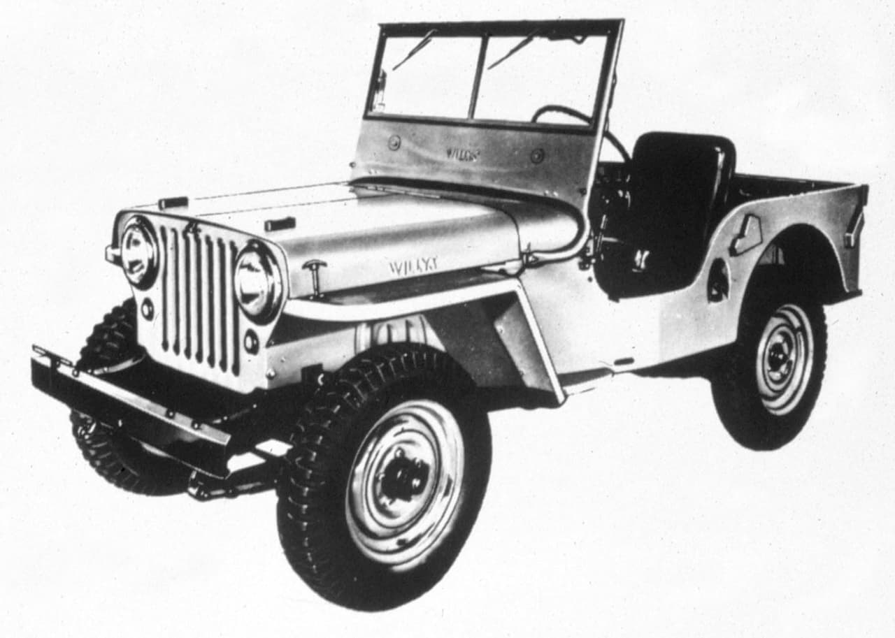 Willys retuvo el derecho de producir
<b>versiones civiles</b> de los GPs, sin mucho oposición por patrte de Ford que tenía sus propios problemas que enfrentar y nunca tuvo mucha fe en el proyecto. Se dice que el nombre Jeep derivó de la manera como eran pronunciadas las GP, pero nadie está seguro.
<br>
<br>El
<b>Jeep CJ-2A </b>producido entre 1945 y 1947 no sólo fue el fue el primer Jeep de uso civil sino también el primero es usar el hoy legendario nombre. Jeep mercadeó el CJ-2A principalmente para uso agrícula e industrial. Poco si imagino Willys el
<b>fenómeno cultural</b> que tenía entre las manos.