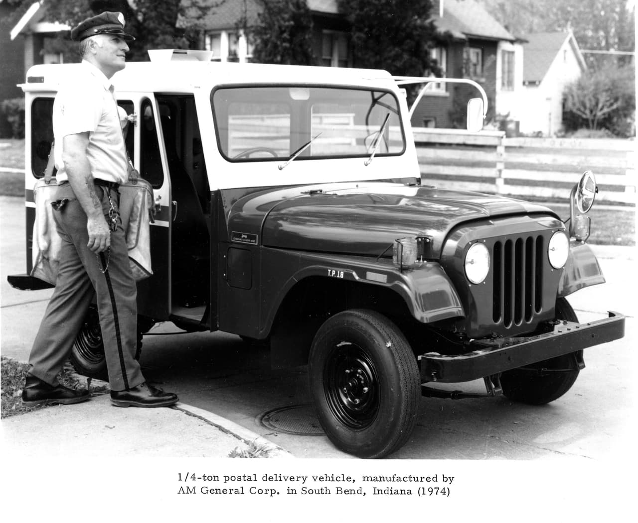 En 1955 Willys inició la fabricación de vehículos Jeep para el gobierno estadounidense. Estos vehículos eran conocidos como los
<b>Dispatcher Jeep o DJ</b>. A partir de 1971 después de el pase de Jeep a American Motors, se creo la división
<b>AM General</b> a fin de que se dedicará a la planeación, diseño y venta de los modelos DJ, como este Jeep DJ-5 de 1974 adaptado para la labor de distribución de correo. Los modelos DJ contaban con transmisiòn trasera y generalmente no contaban con asientos para pasajeros.
<br>
<br>AM General fue separada de American Motors en 1983 y hoy es el fabricante del famoso HMMWV ó Humvee, la inspiración para la breve pero popular línea de vehículos
<b>Hummer de General Motors</b>.