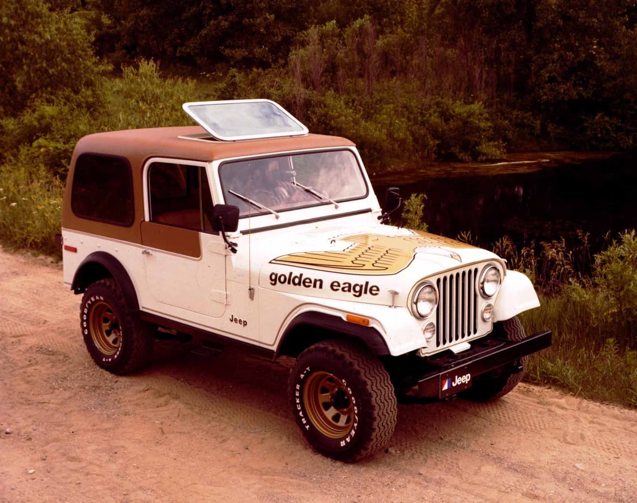 En 1977 Jeep creo las
<b>ediciones Golden Eagle</b> tanto para el CJ-5 como para el CJ-7, la cual reflejaba los gustos de la época que por alguna razón favorecía chillones gráficos de animales de rapiña. El Mustang Cobra de 1979 y el Pontiac Firebird Trans Am de 1978 son dos ejemplos de esa moda.