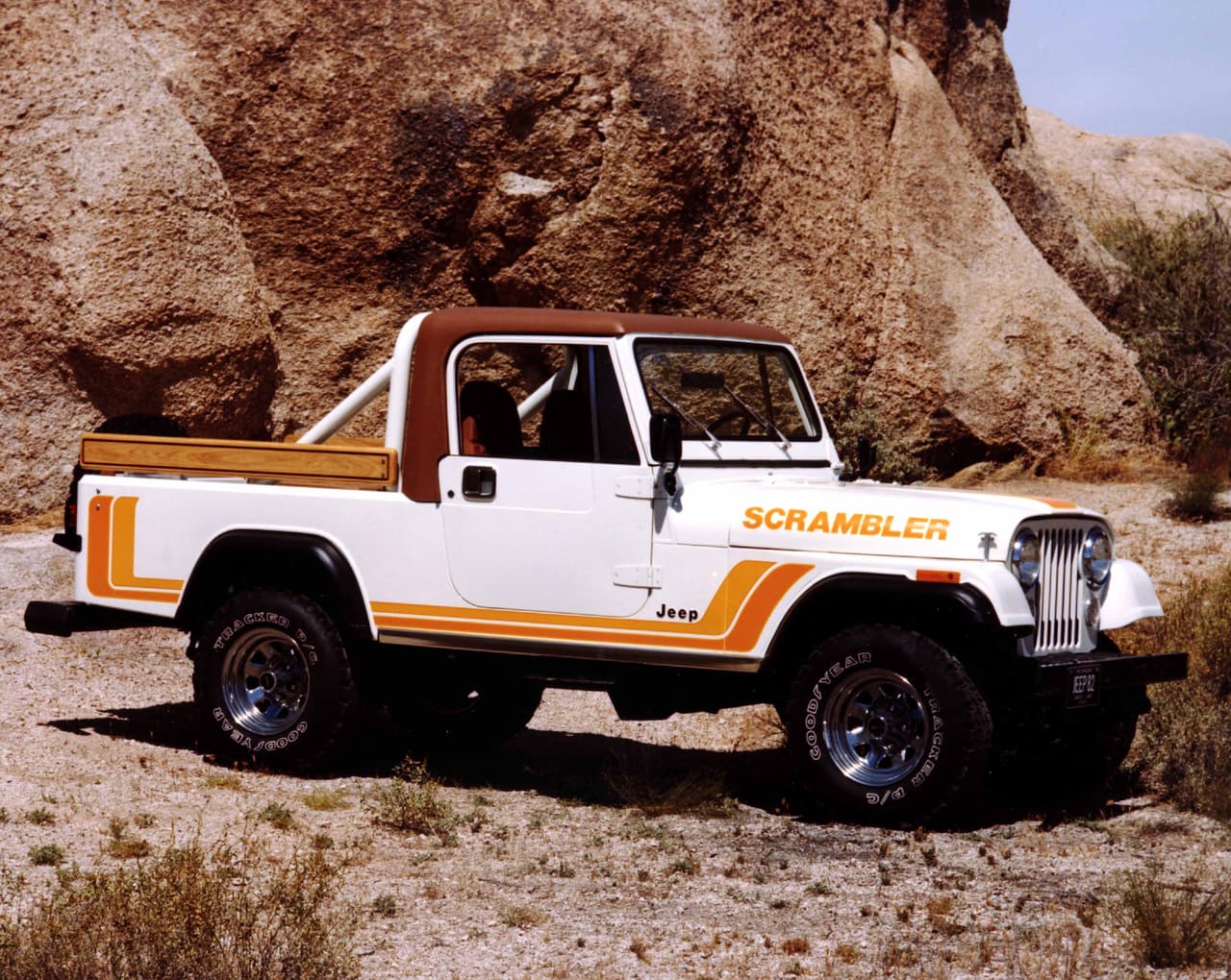 El
<b>Scrambler</b> o
<b>CJ-8 </b>(1981-86) fue una pickup liviana basada en el diseño del Jeep CJ-7. Ronald Reagan se encontraba entre sus dueños más famosos. Jeep fabricó una versión de 4 puertas de este modelo en Venezuela llamada
<b>Llanero</b>, la cual podía ser adquirida con dirección hidráulica y transmisión automática. Sin embargo, el primer utilitario Jeep con cuatro puertas tardaría 20 años más en llegar.