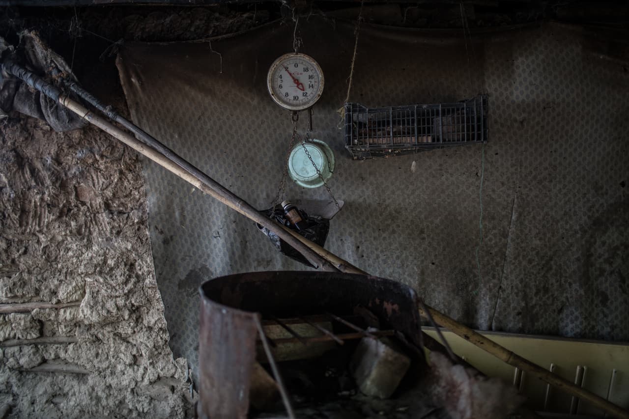 Los utensilios de trabajo del padre. La familia se ganaba la vida con la recolección y venta de fruta.