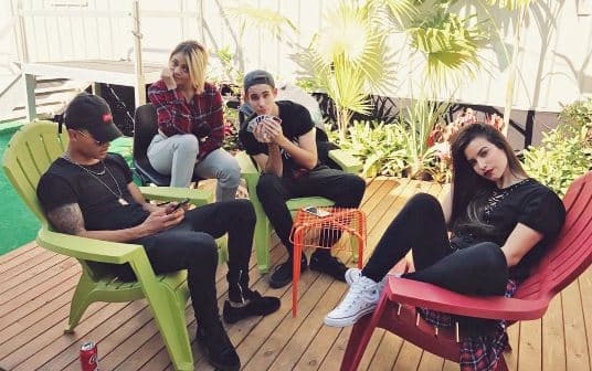 Jugar cartas es una de sus mayores distracciones.