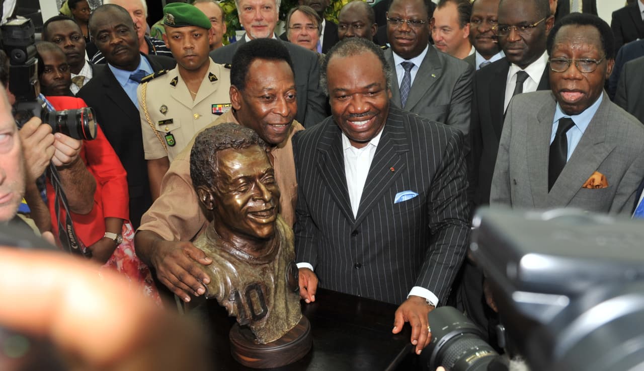 En Guinea Ecuatorial, Pelé recibió como homenaje un busto con su figura.