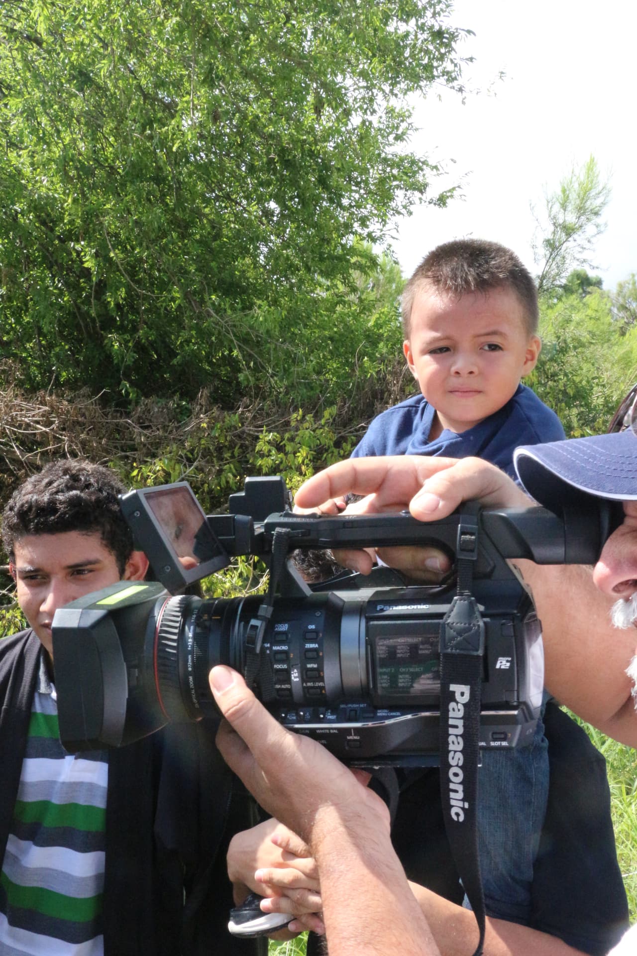Satiel Morales, de 24 años, cargaba en hombros a su niño de cuatro. El cruzó el río en una lancha de goma y dice que espera que las autoridades de Estados Unidos entiendan la violencia los afecta en El Salvador, el principal motivo de lanzarse al arriesgado viaje.