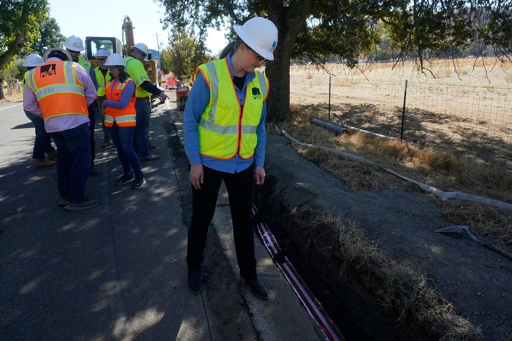 Otras empresas de servicios públicos en California también están considerando enterrar líneas eléctricas como medida preventiva ante el aumento de los desastres naturales. Southern California Edison planea enterrar 600 millas (966 kilómetros) de líneas eléctricas para 2028, mientras que San Diego Gas & Electric ya ha enterrado 145 millas (233 kilómetros) y tiene planes de enterrar otras 1.500 millas (2.414 kilómetros) para 2031.