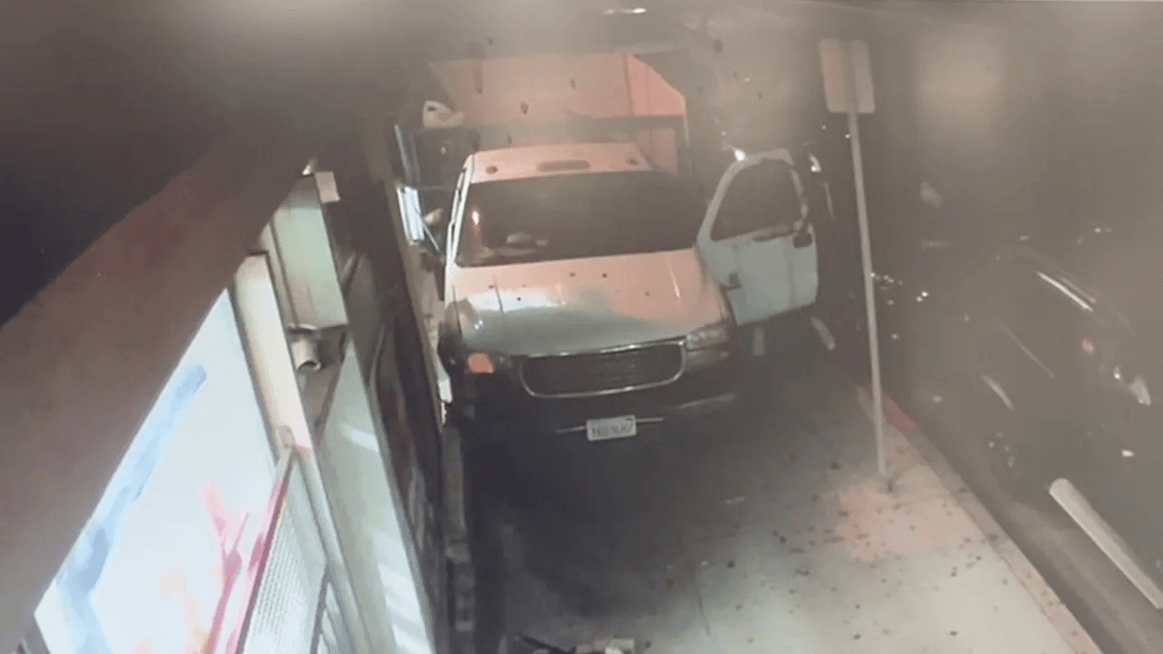 En llamadas a la policía, la gente reportó que un conductor estaba intentando golpear con su auto a personas y después de perder el control del vehículo chocó contra un árbol.