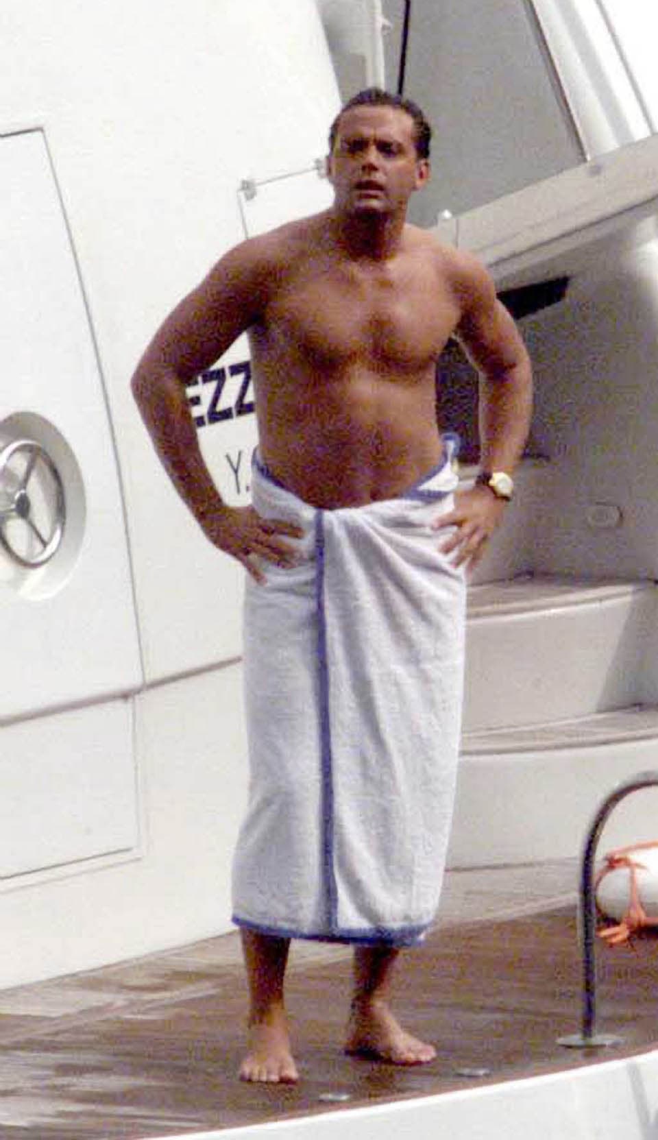 Por eso los paparazzi no pueden dejar en paz a 'Luis Mi', quien es una de las estrellas que evidentemente ha perdido su encanto, a tal grado que ya ni las entradas para su show son tan peleadas.