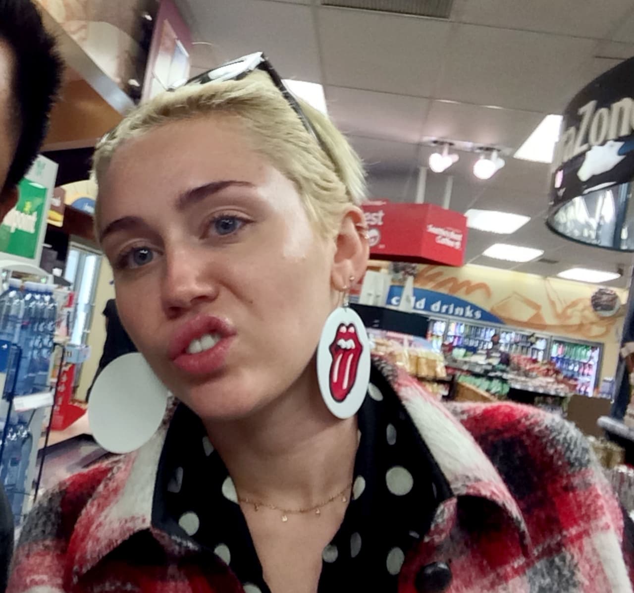 Además, Miley se da una vida llena de excesos, en su rostro se percibe el desgaste y el desinterés que tiene por su imagen.