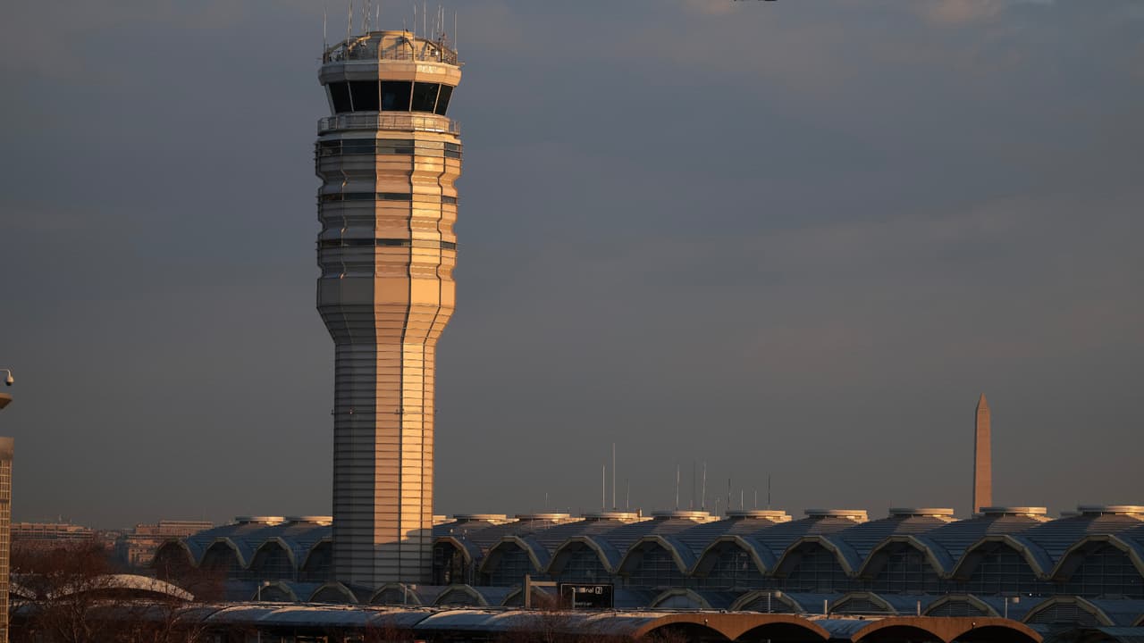 Aviones son obligados a abortar aterrizajes en aeropuerto Reagan por presencia de helicóptero