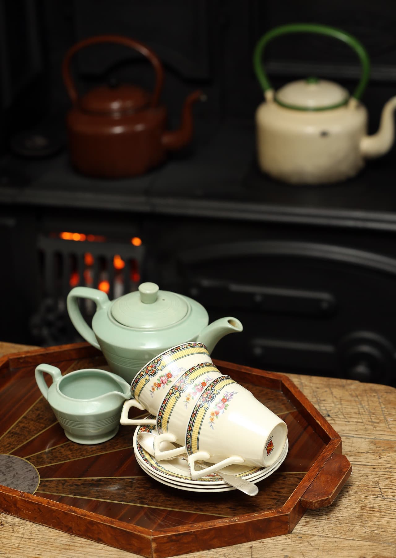 Un juego de tazas de té es perfecto para recibir a los invitados.