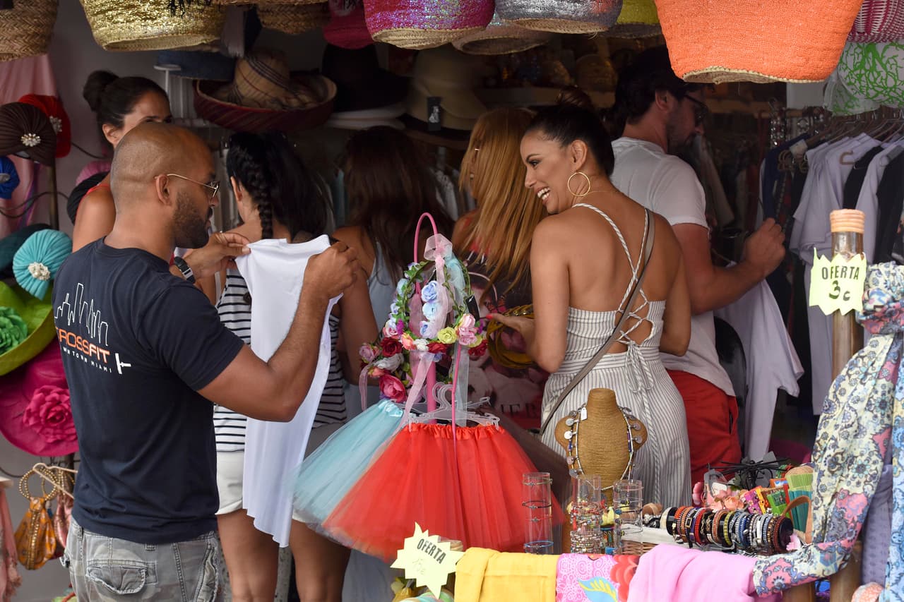 La parejita entró a una tienda a ver ropa.