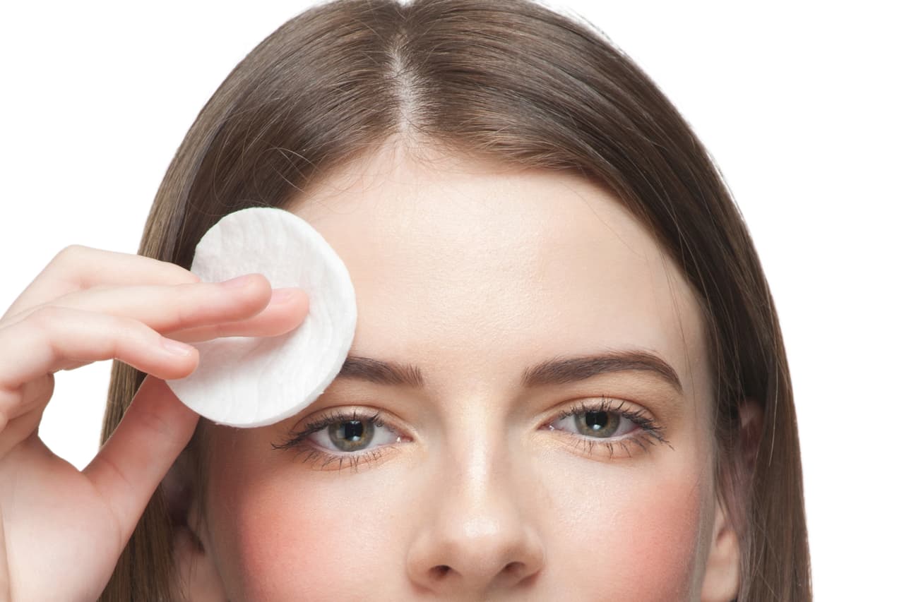 <b>Desmaquillarte bruscamente</b>
<br>Presas del cansancio, algunas mujeres se desmaquillan con brusquedad las cejas y al hacerlo pierden muchas cejas. 
<b>“Para evitar perder estos vellos es necesario recordar que debemos ser delicadas.</b> Para remover productos a prueba de agua como el 
<a href="https://www.youtube.com/watch?v=oUDjxeFp2Co">Dip Brow</a> de Anastasia, debes usar fórmulas con base aceitosa. 
<b>Y no debes tallar</b>”, recomienda Angie Ramos, entrenadora de Anastasia Beverly Hills. 
<br>