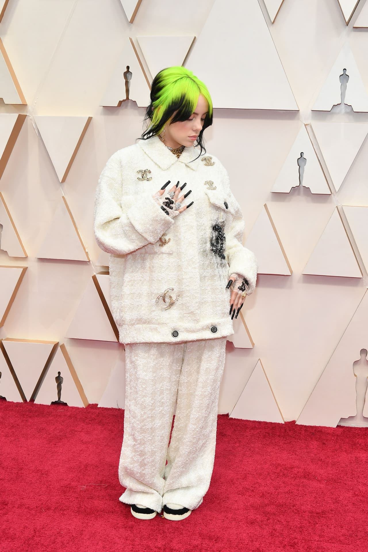 Billie Eilish, quien ofrecerá una actuación especial esta noche, llegó presumiendo sus largas uñas. Para la alfombra eligió este diseño Chanel.