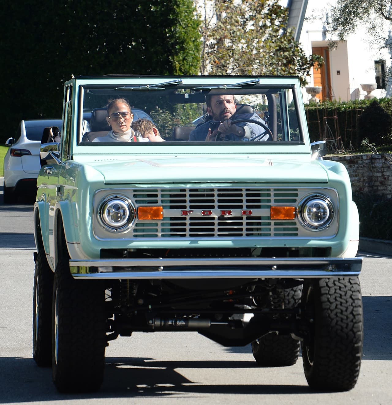 En el primer paseo junto a su esposo, a JLo se le vio usando un cuello de tortuga color crema y anteojos grandes.
<br>