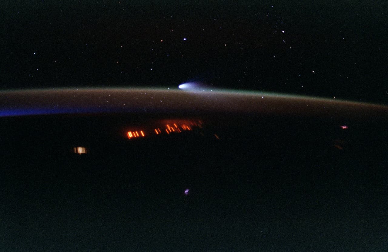 Del 4 al 8 de abril de 1997,
<b> se captaron imágenes del cometa Hale-Bopp durante un tiempo de exposición prolongado</b> en donde se observa de forma nítida la cola del cuerpo celeste. 
<br>