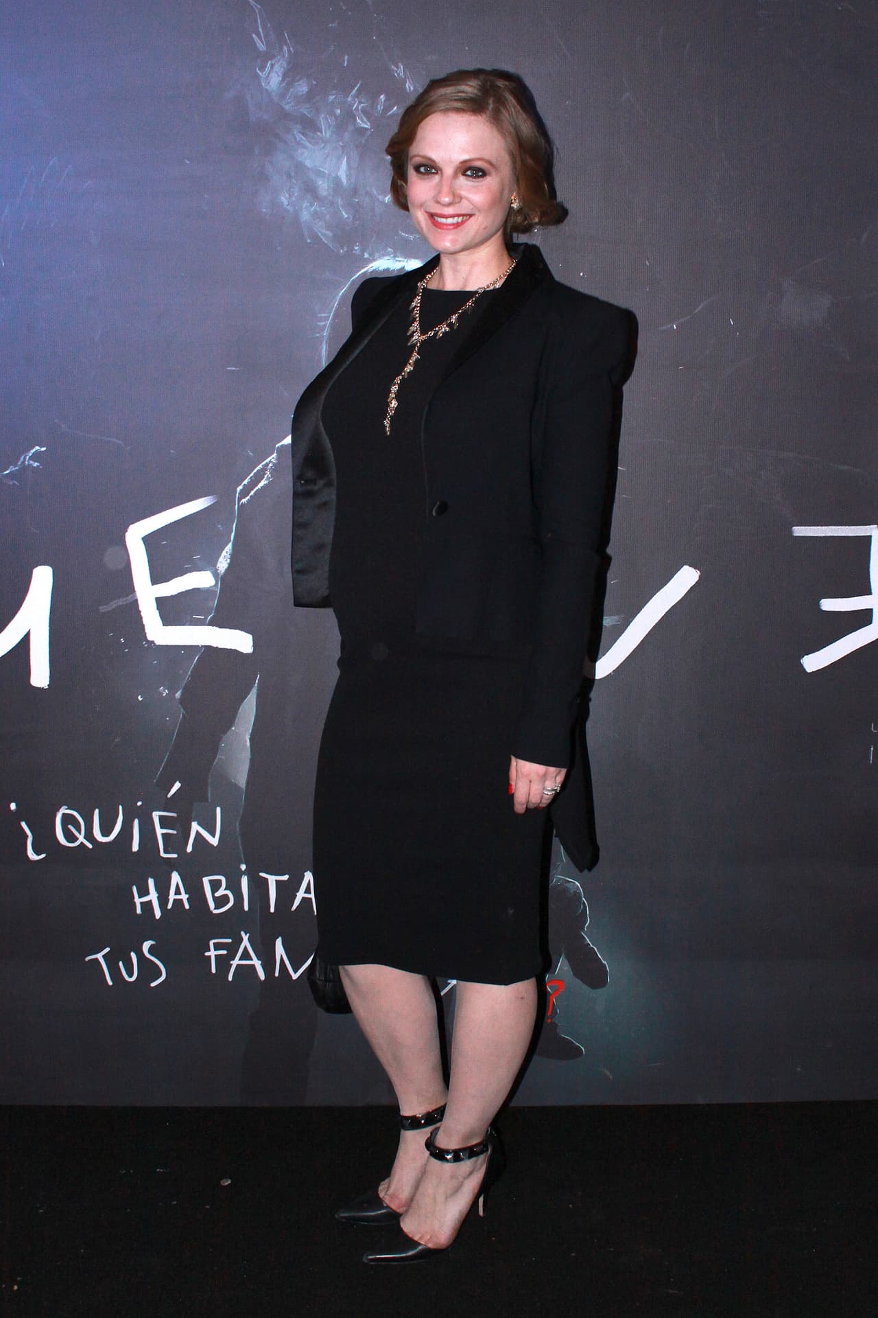 <b><a href="http://www.univision.com/temas/ana-layevska">Ana</a></b> se dejó ver en la alfombra roja de la premier de la película 'Vuelven' donde se aprecia su pancita de ocho meses de gestación y su nueva imagen. La actriz definitivamente luce muy diferente.