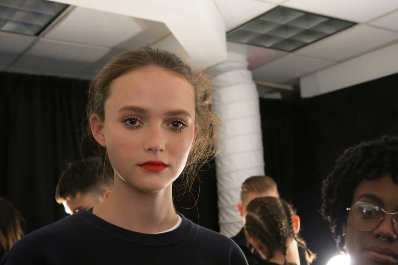 En los labios se aplicó con ligeros golpecitos retro matte lipcolor en tono 
<a href="https://www.maccosmetics.com/product/13854/37620/Products/Makeup/Lips/Lipstick/Retro-Matte-Liquid-Lipcolour#/shade/Feels_So_Grand">Feels so Grand</a>, de MAC.
<br>