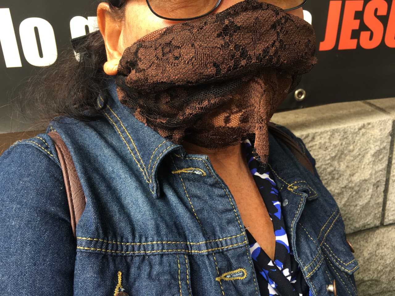 Esta mujer salvadoreña que no reveló su identidad denunció con lágrimas que su hija fue violada en el Este de Los Ángeles por Samuel Joaquín Flores, padre de Naasón, a principios de la década de 1990. Tenía 15 años. Se lo reveló en junio pasado, tras el arresto del líder religioso. “Me siento culpable”, lamentó ella.