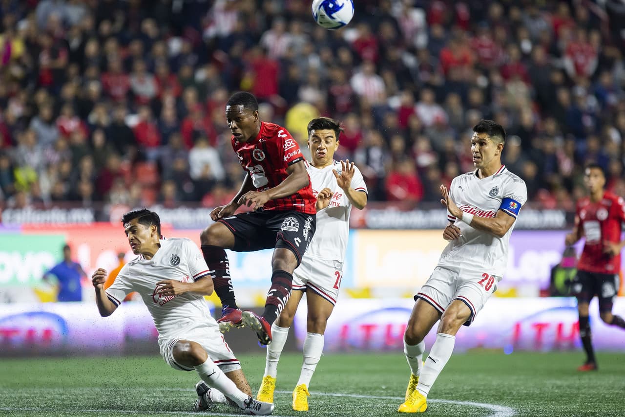Brayan Angulo se encuatra el balón de frente al arco rival, saca disparo pero el defensor Jesús Sánchez se recupera de estupenda forma y bloquea el disparo.