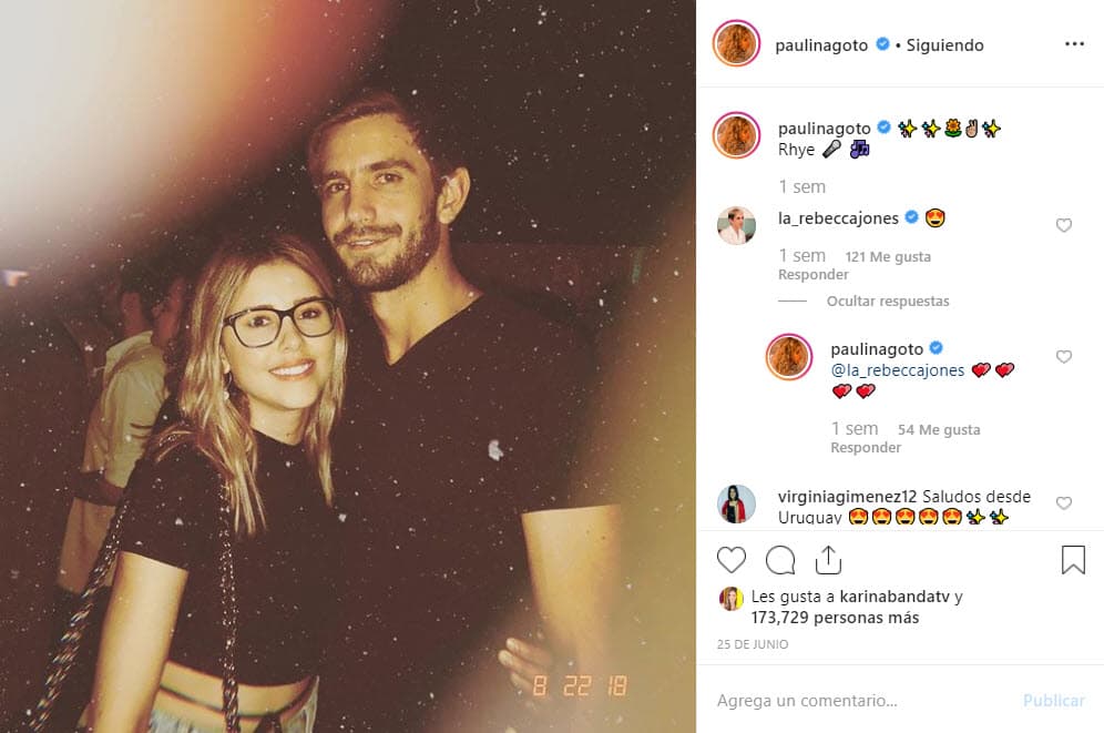 16 días después de esa publicación, Paulina volvió a compartir otra fotografía al lado del mismo galán en donde vuelven a aparecer abrazados en lo que parece un evento musical, aunque en esta ocasión la instantánea iba acompañada solo de emojis.
<br>