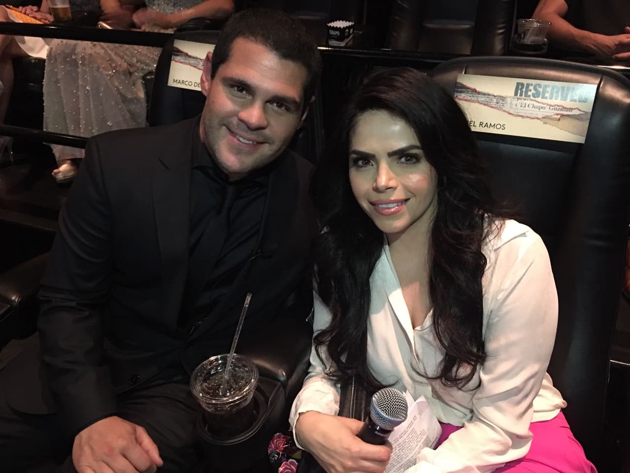 Después todos ocuparon sus lugares con gran nerviosismo y emoción para ver el resultado en pantalla.